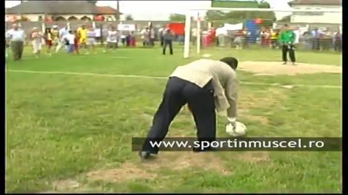 Stadionul pe care Gigi Becali juca fotbal în campania electorală a fost arat pentru a se cultiva porumb