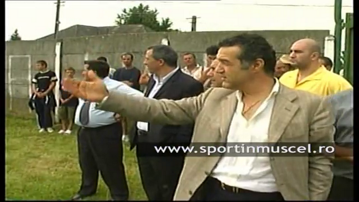 Stadionul pe care Gigi Becali juca fotbal în campania electorală a fost arat pentru a se cultiva porumb