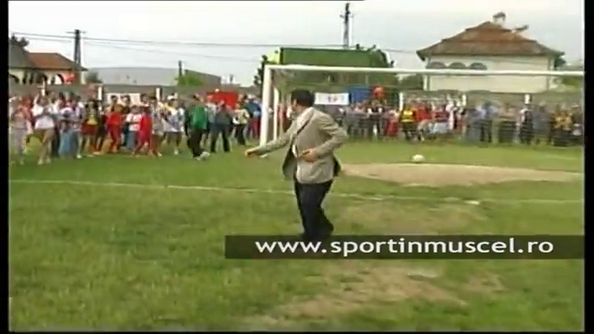 Stadionul pe care Gigi Becali juca fotbal în campania electorală a fost arat pentru a se cultiva porumb