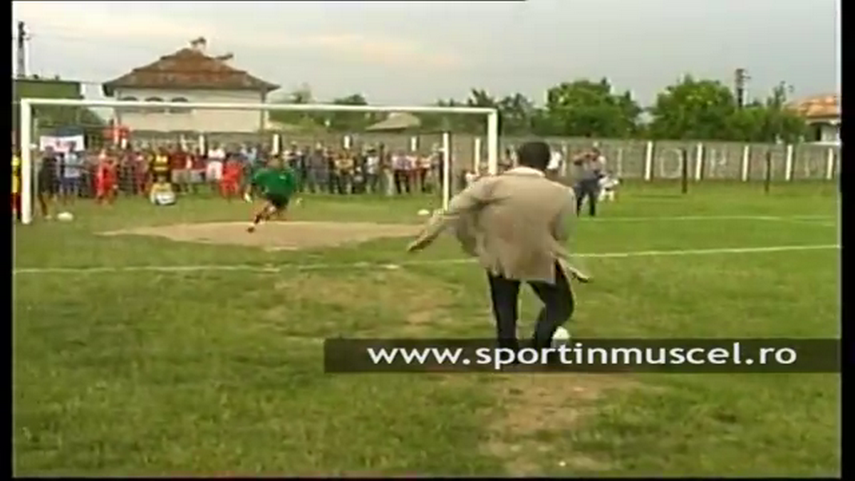 Stadionul pe care Gigi Becali juca fotbal în campania electorală a fost arat pentru a se cultiva porumb