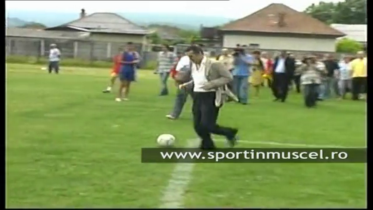 Stadionul pe care Gigi Becali juca fotbal în campania electorală a fost arat pentru a se cultiva porumb