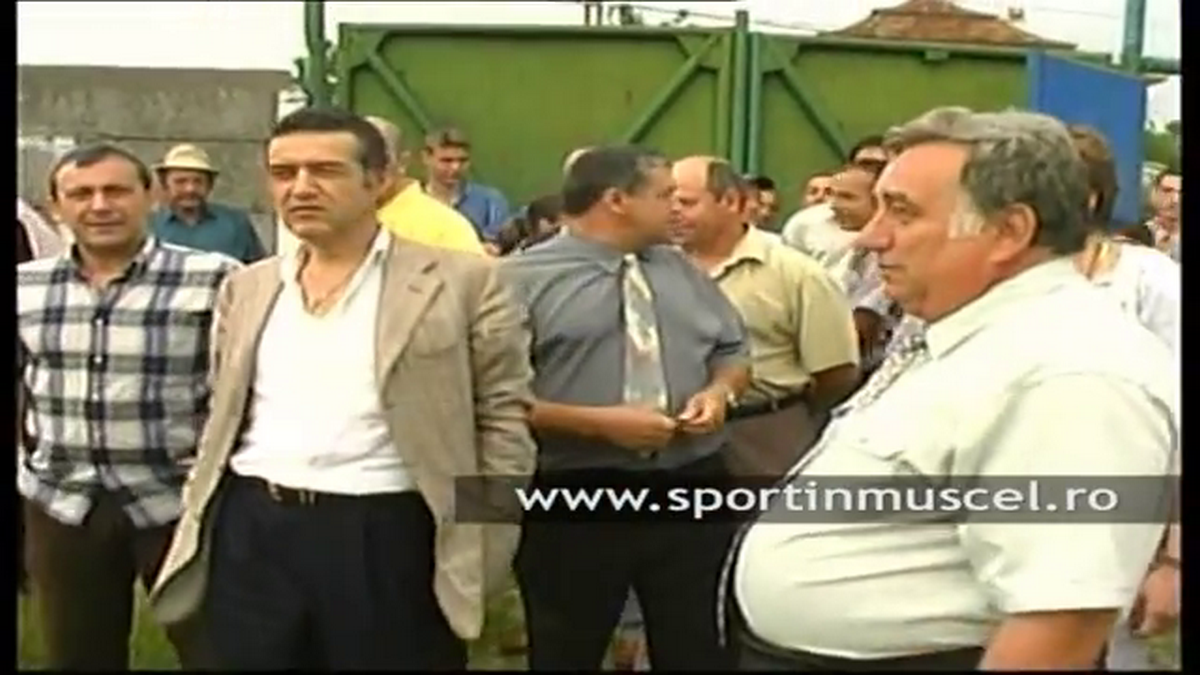 Stadionul pe care Gigi Becali juca fotbal în campania electorală a fost arat pentru a se cultiva porumb