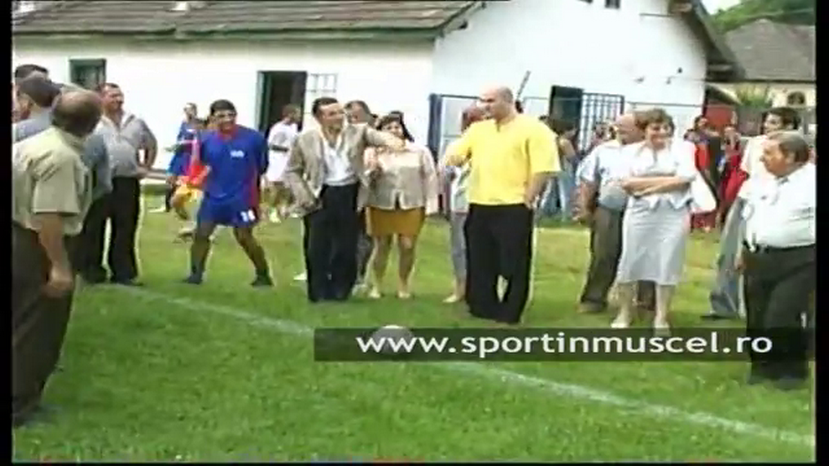 Stadionul pe care Gigi Becali juca fotbal în campania electorală a fost arat pentru a se cultiva porumb