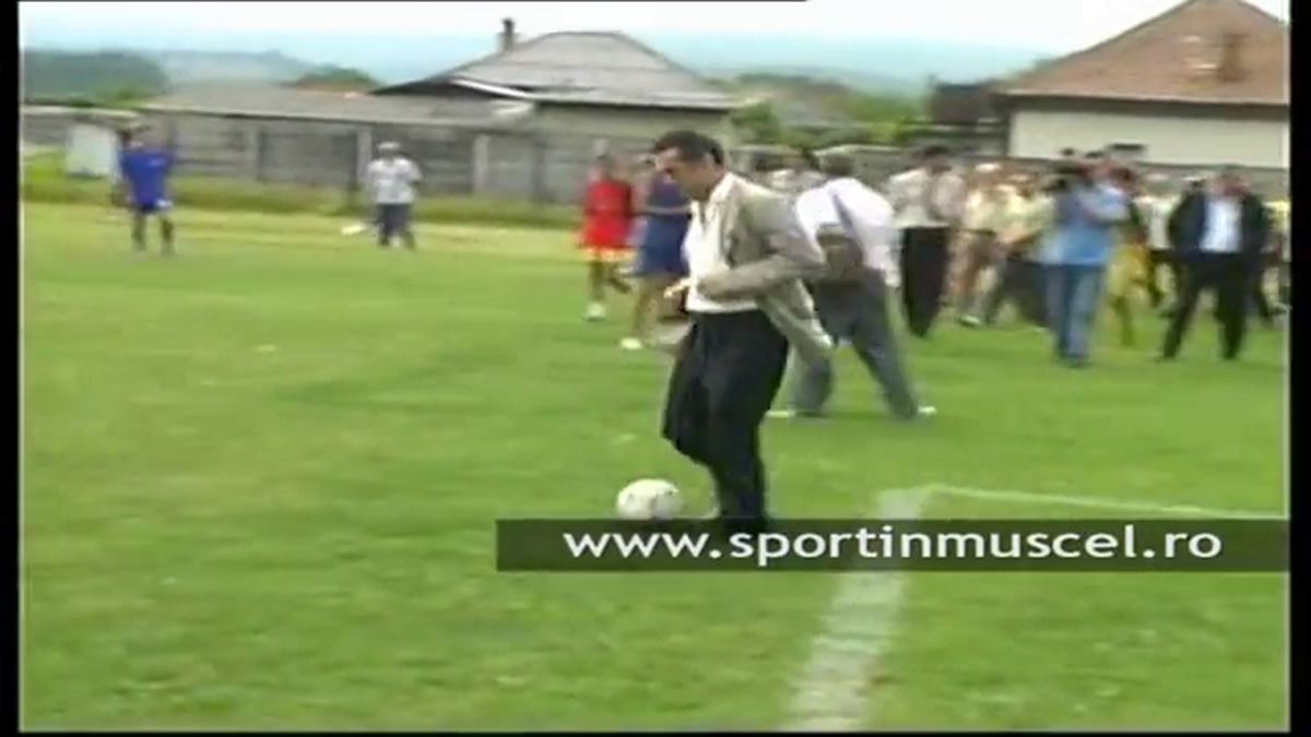 Stadionul pe care Gigi Becali juca fotbal în campania electorală a fost arat pentru a se cultiva porumb