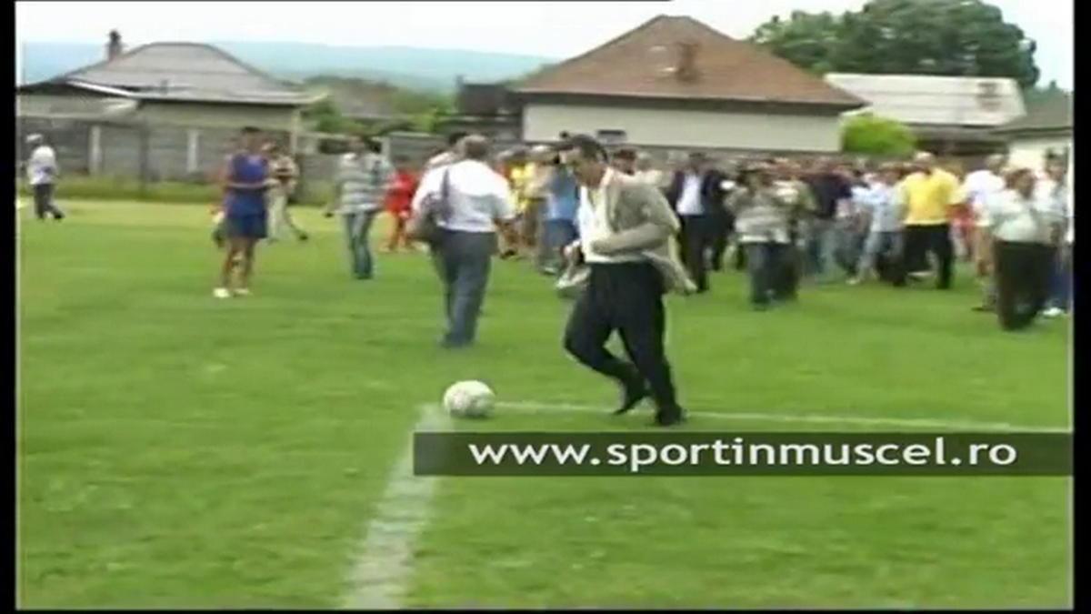 Stadionul pe care Gigi Becali juca fotbal în campania electorală a fost arat pentru a se cultiva porumb