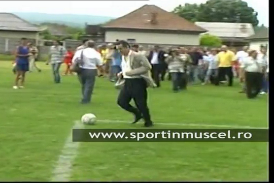 Gigi Becali a jucat fotbal pe stadionul din Stâlpeni, județul Argeș