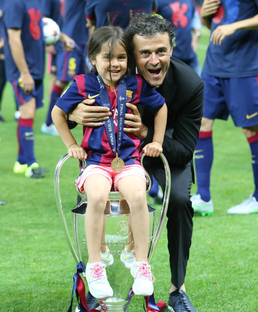 Luis Enrique a așezat-o pe Xana pe trofeul Ligii Campionilor / foto: Imago Drama lui Luis Enrique! Antrenorul lui PSG joacă finala de la Munchen pentru Xana