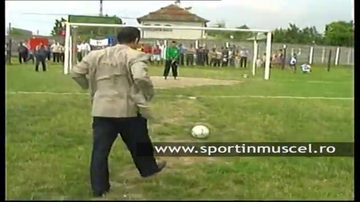 Stadionul pe care Gigi Becali juca fotbal în campania electorală a fost arat pentru a se cultiva porumb