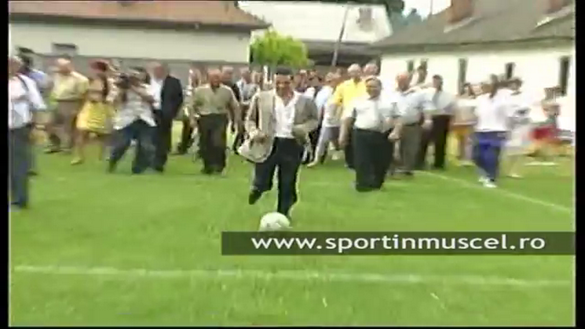 Stadionul pe care Gigi Becali juca fotbal în campania electorală a fost arat pentru a se cultiva porumb