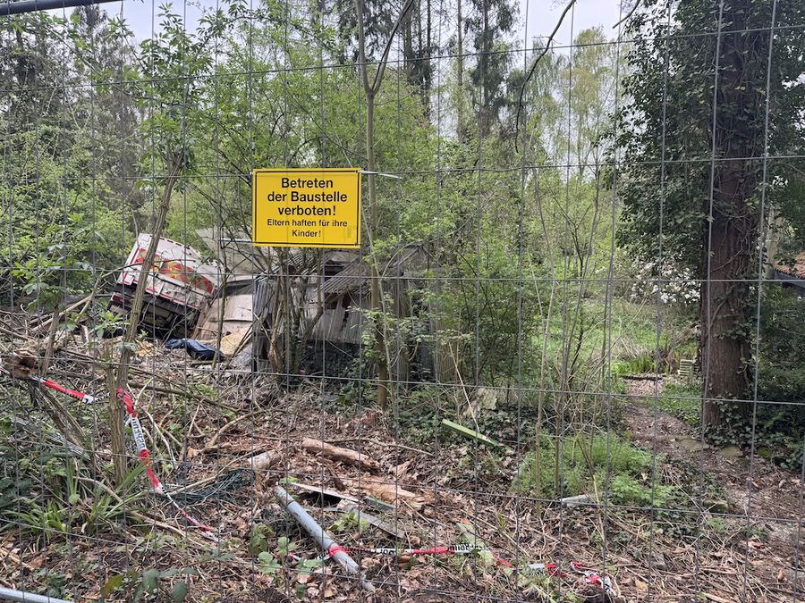 Foto: saale-ith-echo.de Camionul unui șofer român a ajuns obiectiv turistic într-o pădure din Germania, după ce a fost abandonat