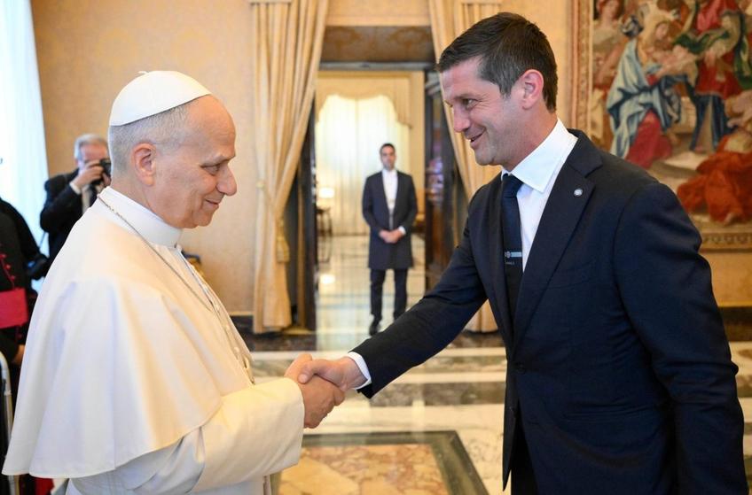 Papa Leon al XIV-lea l-a felicitat la Vatican pe Cristi Chivu, antrenorul lui Inter, noua campioană a Italiei / Foto: vaticannews.va