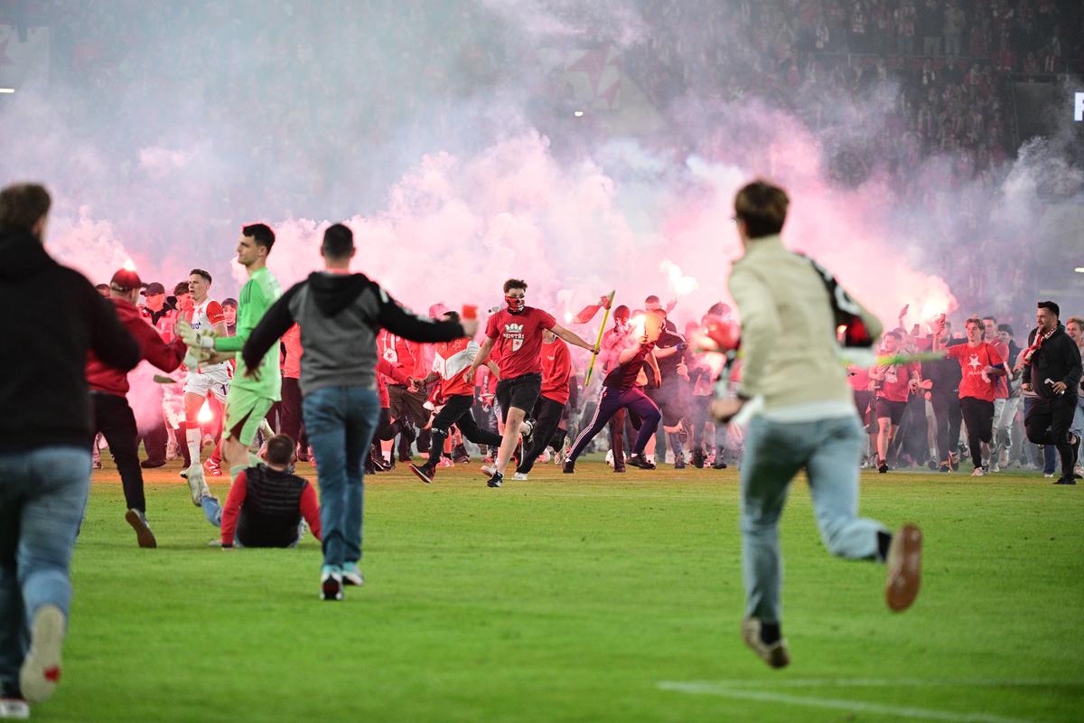 Haos total în derby-ul din Praga » Fanii au atacat jucătorii și au distrus sărbătoarea titlului
