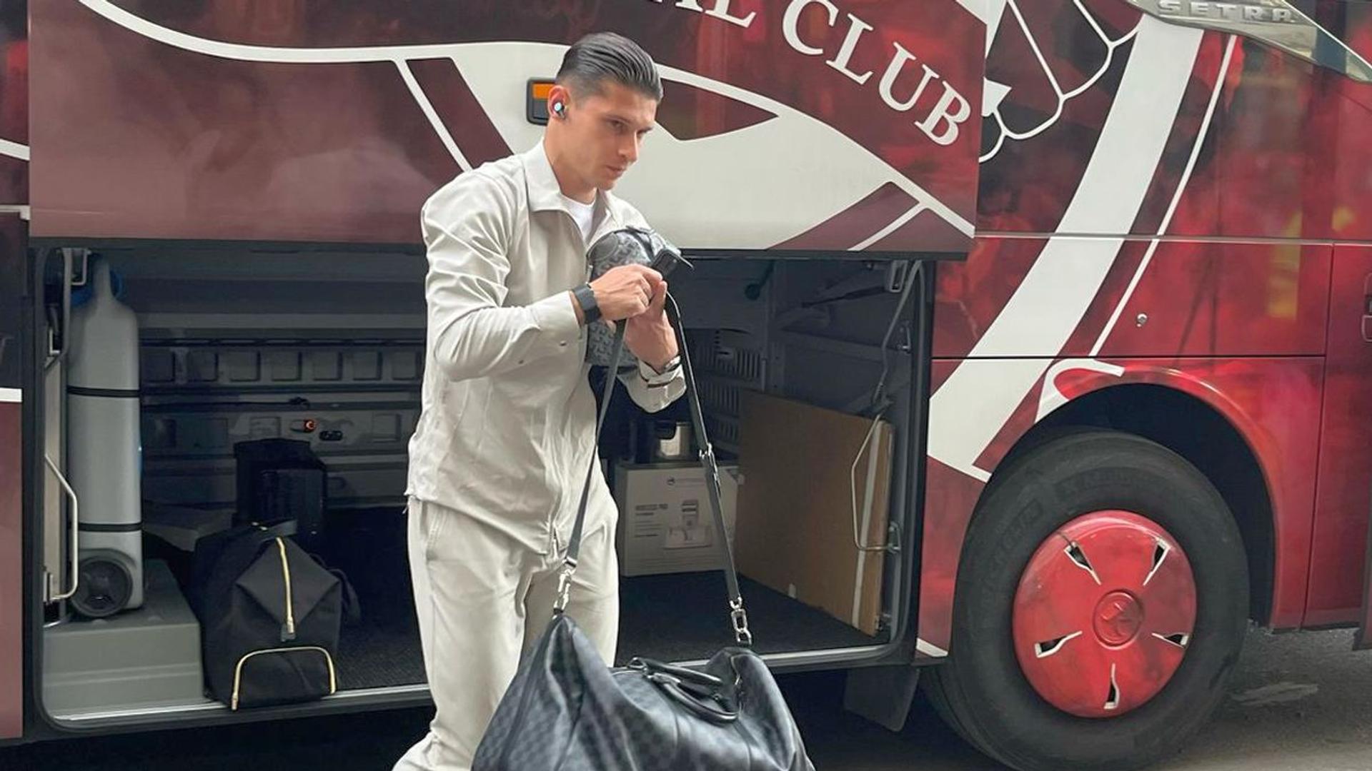 Alex Dobre stând pe scaun în aeroport, vizibil slăbit și cu expresie de stare de rău, absent de la meciul Rapid din cauza problemelor medicale | sursa foto: Gazeta Sporturilor Alex Dobre stând pe scaun în aeroport, vizibil slăbit și cu expresie de stare de rău, absent de la meciul Rapid din cauza problemelor medicale | sursa foto: Gazeta Sporturilor