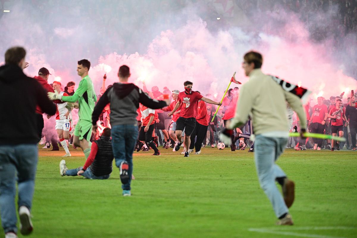 Haos total în derby-ul din Praga » Fanii au atacat jucătorii și au distrus sărbătoarea titlului