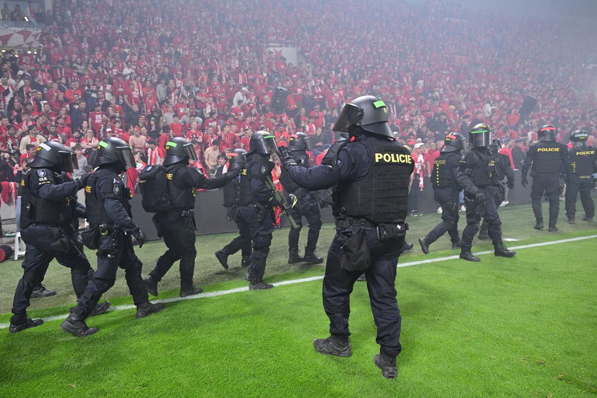 Haos total în derby-ul din Praga