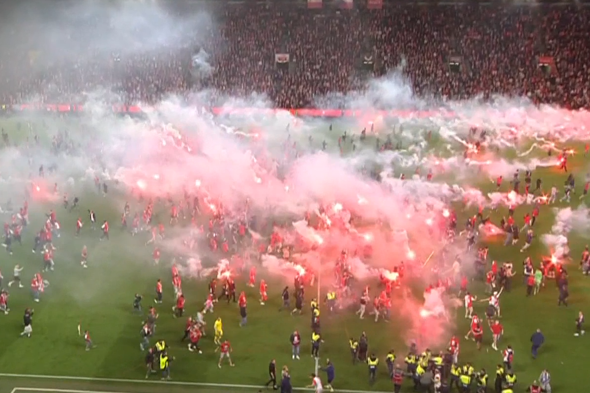 Haos total în derby-ul din Praga » Fanii au atacat jucătorii și au distrus sărbătoarea titlului