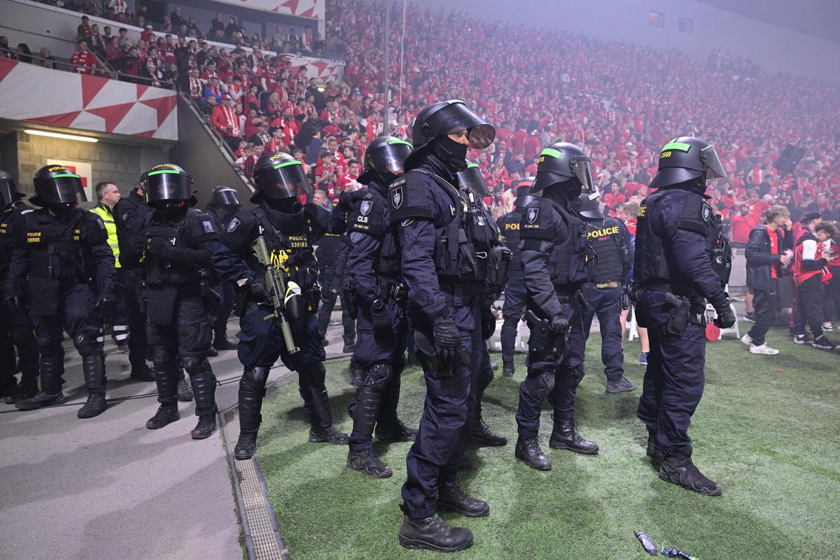 Haos total în derby-ul din Praga » Fanii au atacat jucătorii și au distrus sărbătoarea titlului
