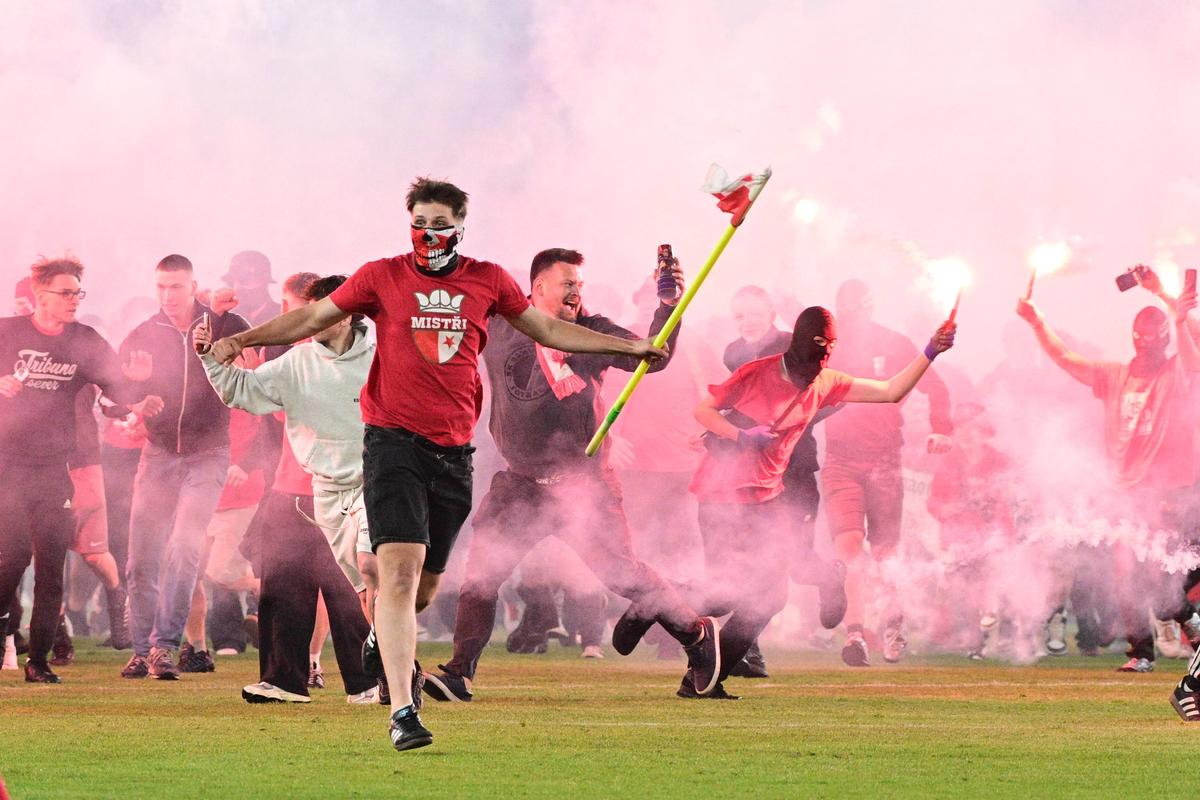 Haos total în derby-ul din Praga » Fanii au atacat jucătorii și au distrus sărbătoarea titlului