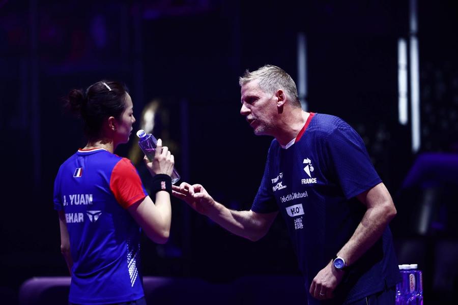 Antrenorul Ludovic Remy și Jia Nan Yuan Foto: Imago Images Reacția franțuzoaicelor, învinse de România în „sferturile” Campionatului Mondial de tenis de masă pe echipe: „Este extrem de frustrant”