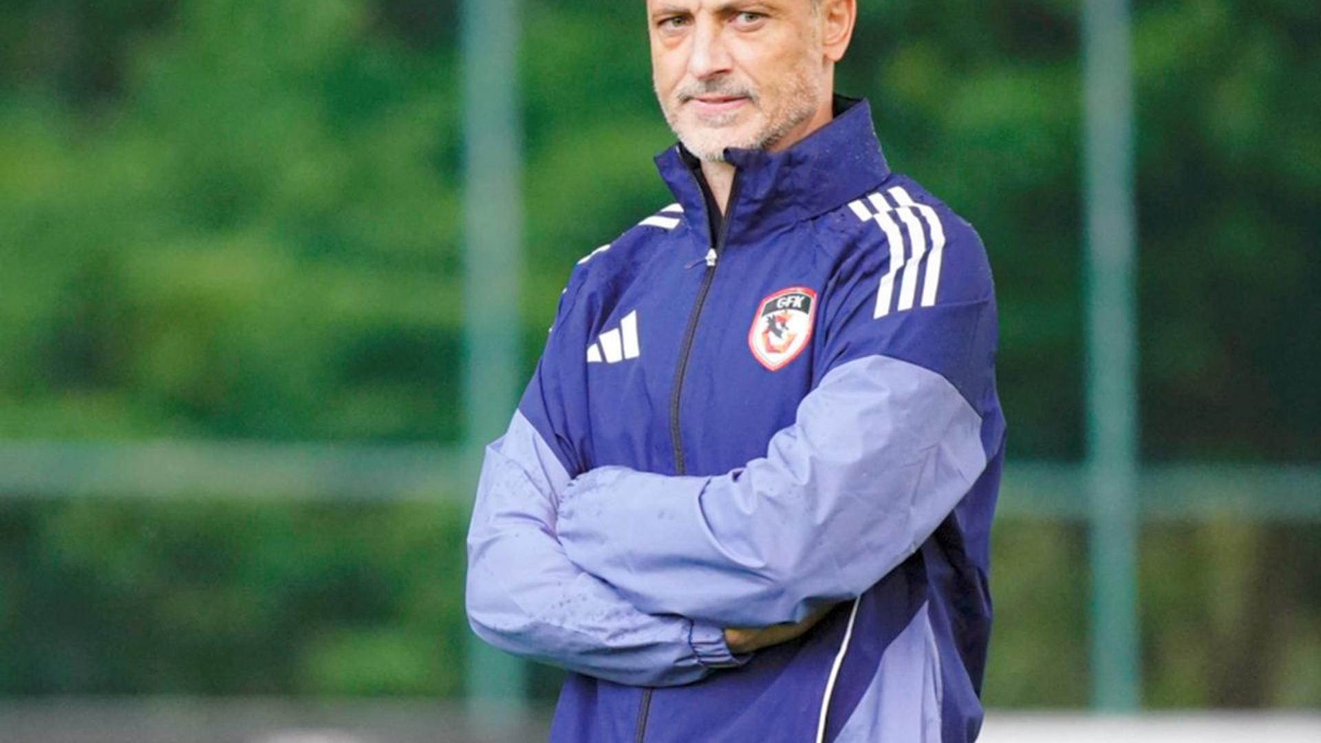 Mirel Rădoi, antrenor român, discutând tacticile cu staff-ul tehnic la Gaziantep FK în timpul unui meci oficial din Turcia | sursa foto: Gazeta Sporturilor