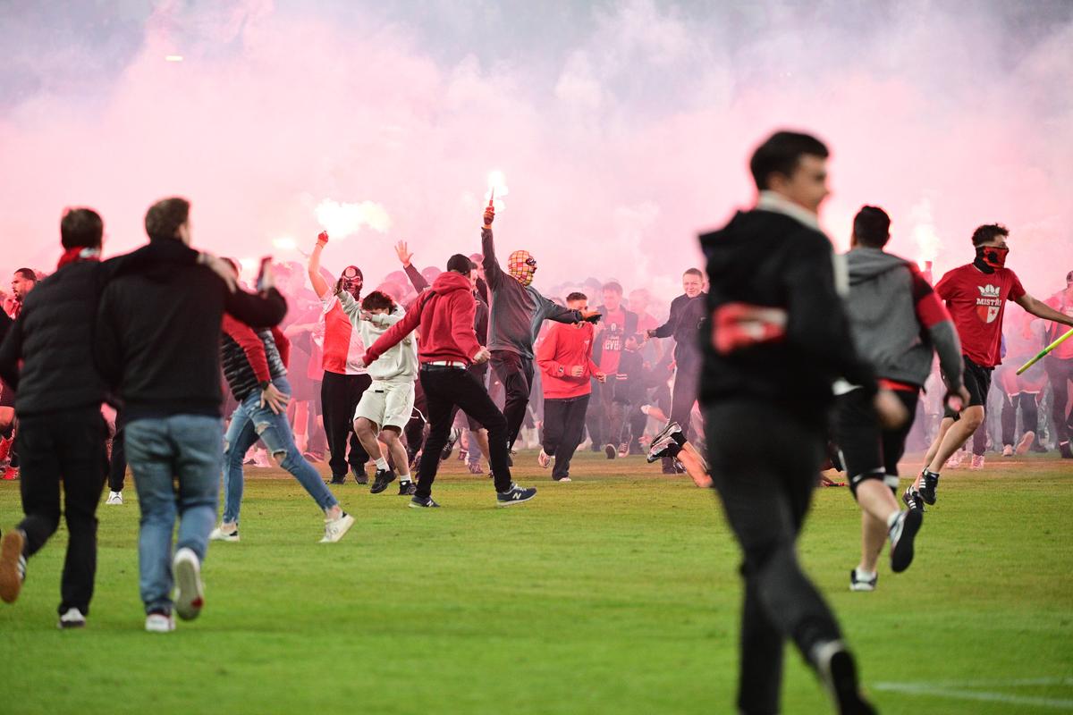 Haos total în derby-ul din Praga