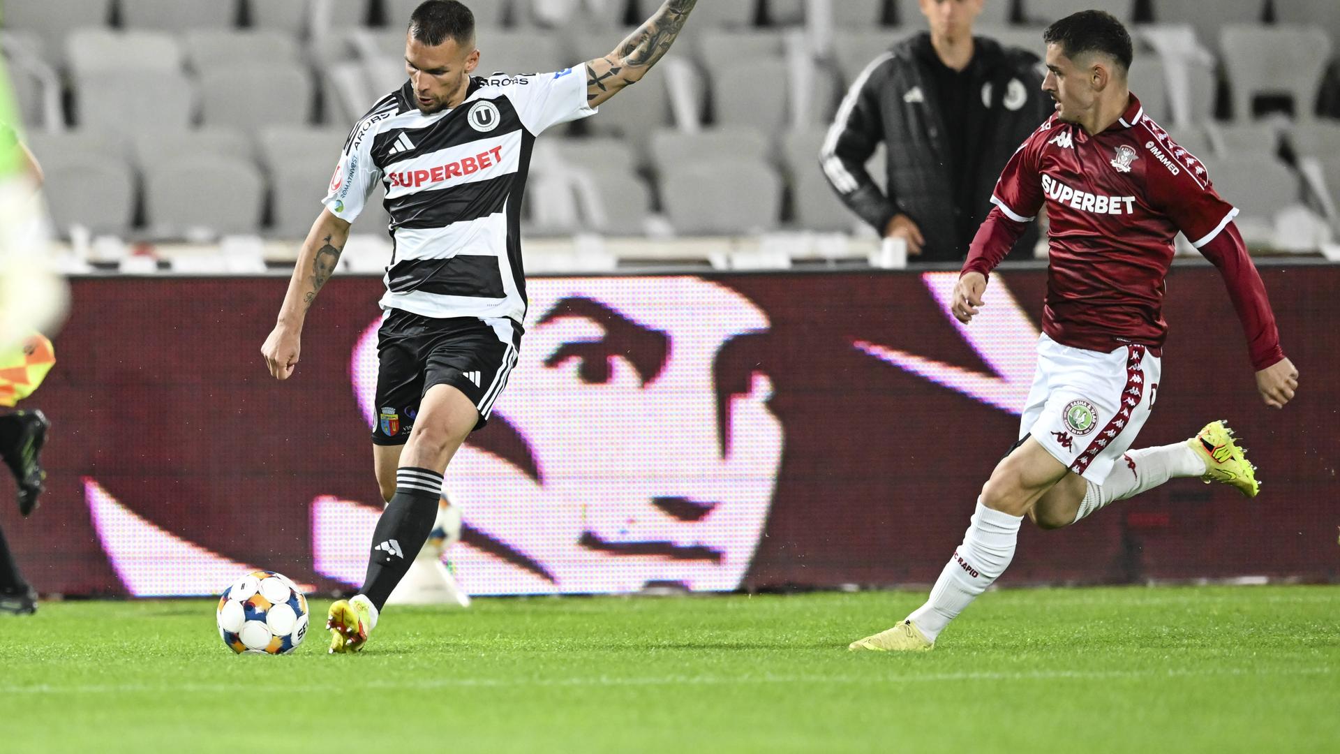 Cristi Dulca oferind analiza despre U Cluj campionat și play-off fotbal, discutând strategia și echilibrul echipei în conferință de presă. | sursa foto: Gazeta Sporturilor