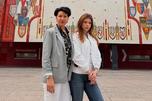 Alexandra Duckadam, soția regretatului Helmuth Duckadam, nu a fost prezentă în Ghencea pe 7 mai, ci chiar la Sevilla, alături de fiica ei. Foto: Instagram