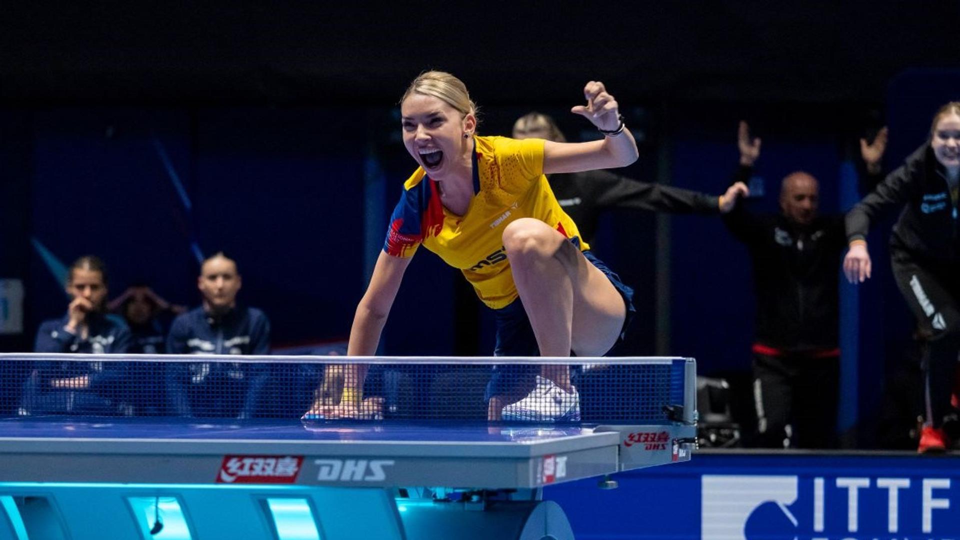 Bernadette Szocs sărbătorind cu echipa România după victoria în sferturile Campionatului Mondial tenis de masă, semifinală România, Bernadette Szocs. | sursa foto: Gazeta Sporturilor