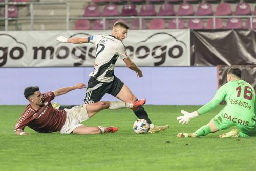 Jovo Lukic, duel cu Pașcanu și Aioani (Rapid - U Cluj) // FOTO Imago Images