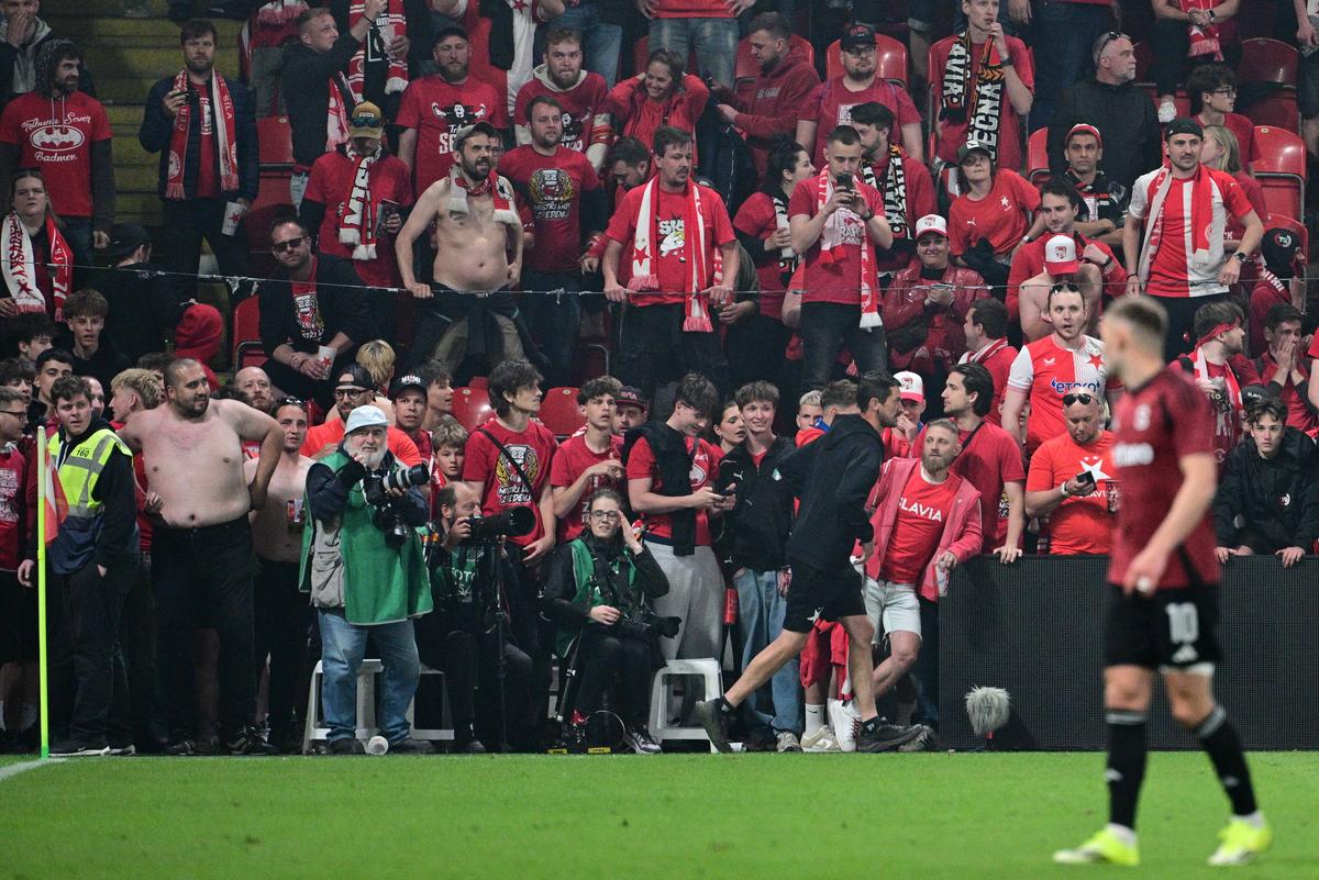 Haos total în derby-ul din Praga