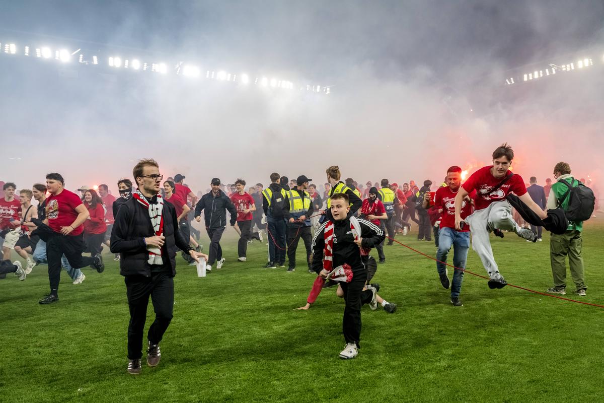 Haos total în derby-ul din Praga » Fanii au atacat jucătorii și au distrus sărbătoarea titlului