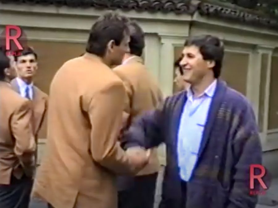 Victor Becali se salută cu Bogdan Stelea, tot în 1990, în ziua plecării naționalei la Campionatul Mondial Victor Becali se salută cu Bogdan Stelea, tot în 1990, în ziua plecării naționalei la Campionatul Mondial