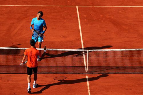 Novak Djokovic și Rafael Nadal la finalul meciului de la Roland Garros 2015 Foto Guliver/GettyImages