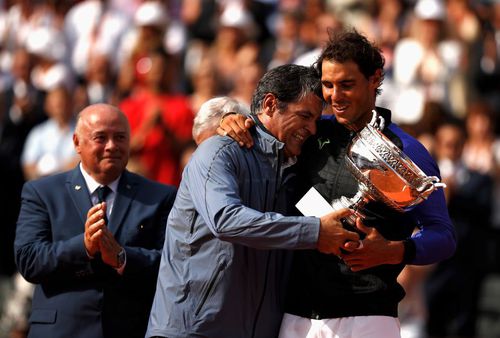 Rafael și Toni Nadal într-un moment emoționant, după câștigarea titlului cu numărul 10 la Roland Garros, în 2017 Foto Guliver/GettyImages
