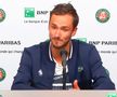 Daniil Medvedev (25 de ani, 2 ATP) a fost eliminat în „sferturile” de la Roland Garros 2021, 3-6, 6-7(3), 5-7, de Stefanos Tsitsipas (22 de ani, 5 ATP). În conferința oficială, rusul a lansat acuze serioase la adresa organizatorilor.