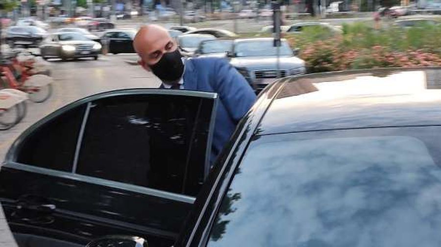 Tommaso Giulini, părăsind hotelul unde au avut loc discuțiile / FOTO: Milannews Răzvan Marin, în fața transferului carierei » Paolo Maldini, surprins alături de președintele lui Cagliari