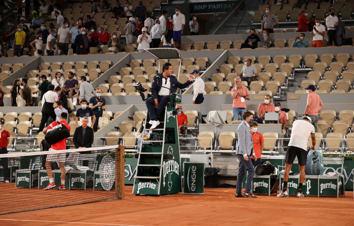 Djokovic e în semifinale la Roland Garros, după un meci bizar » Fanii au întrerupt partida dintr-un motiv incredibil