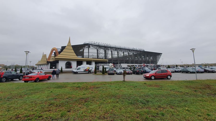 Parcarea spațioasă foarte rar se umple MATCHDAY EXPERIENCE, episodul 2, stadionul Sepsi » Ascensiune continuă: noua arenă din Sfântu Gheorghe se ridică la cele mai înalte standarde