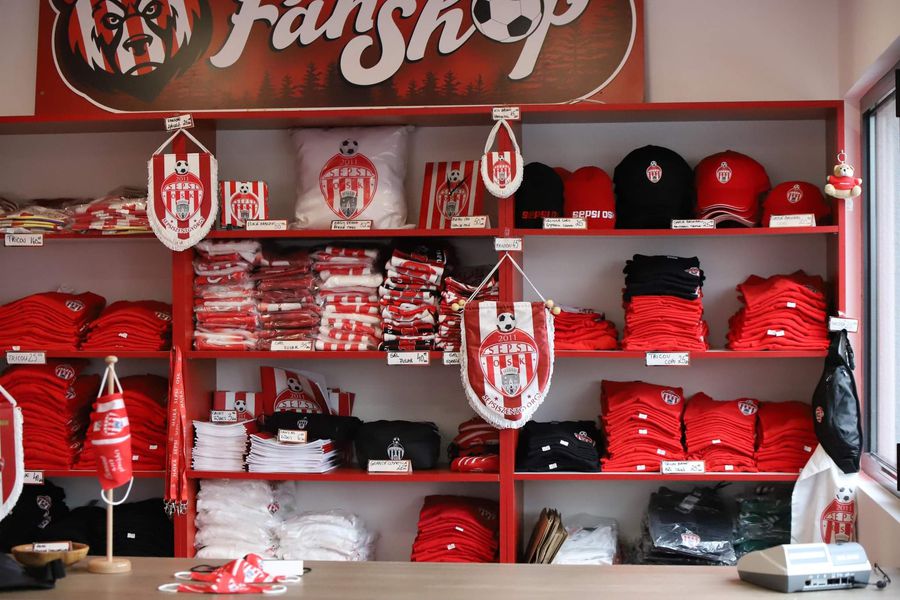 În magazinul oficial se găsesc tot felul de produse cu însemnele clubului MATCHDAY EXPERIENCE, episodul 2, stadionul Sepsi » Ascensiune continuă: noua arenă din Sfântu Gheorghe se ridică la cele mai înalte standarde