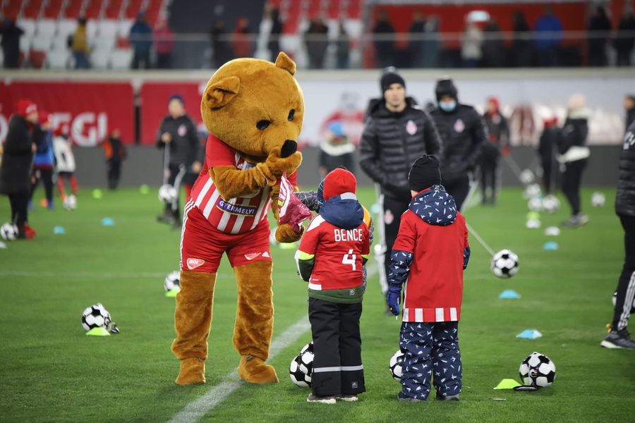 Mascota are priză formidabilă printre cei mai mici suporteri ai lui Sepsi MATCHDAY EXPERIENCE, episodul 2, stadionul Sepsi » Ascensiune continuă: noua arenă din Sfântu Gheorghe se ridică la cele mai înalte standarde