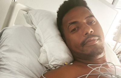 Eric, imagine de pe patul de spital: „Și aici port banderola... dar nu de căpitan. Sunteți cei mai tari!”