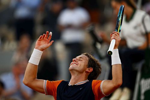 Casper Ruud (24 de ani, 4 ATP) l-a învins pe Alexander Zverev (26 de ani, 27 ATP), scor 6-3, 6-4, 6-0 și îl va înfrunta pe Novak Djokovic (36 de ani, 3 ATP) în finala Roland Garros 2023.