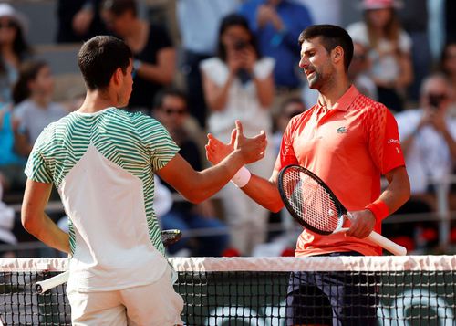 Novak Djokovic (dreapta) și Carlos Alcaraz se salută la fileu Foto Imago Images