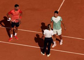 Momente de confuzie în semifinala Alcaraz - Djokovic » Spectatorii au huiduit decizia! De ce a pierdut spaniolul un game, imediat după accidentare: ce prevede regulamentul