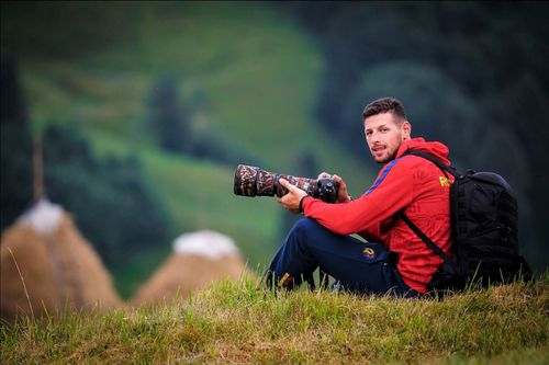 Sergiu Bejan în natură cu aparatul de fotografiat