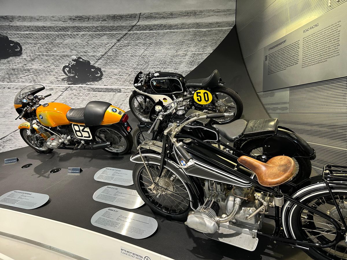 Am vizitat muzeul BMW » „Altar” pentru Elvis Presley, mașina „Regelui” la loc de cinste + Sute de opere de artă și putere turbo