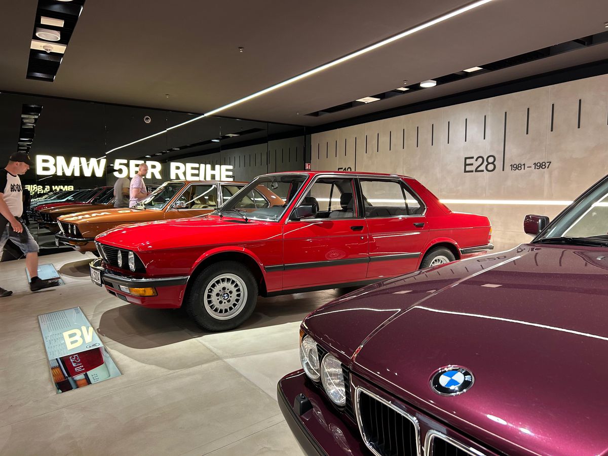 Am vizitat muzeul BMW » „Altar” pentru Elvis Presley, mașina „Regelui” la loc de cinste + Sute de opere de artă și putere turbo