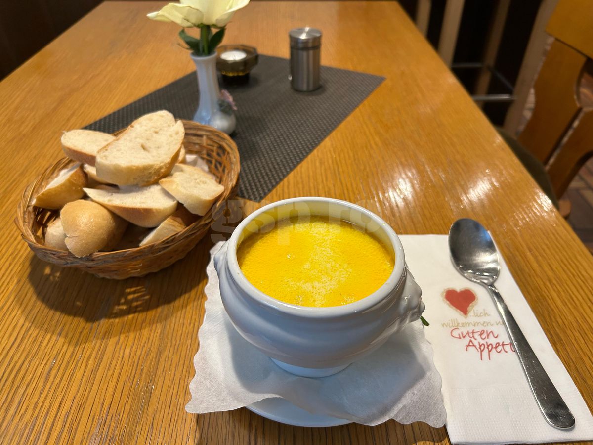 „Hai la românul ăla să mâncăm!” » Bunătăți în restaurantul din Munchen al unui stelist declarat: „Se consumă la pâine... vai de capul meu!” + Cât costă o porție de 5 mititei