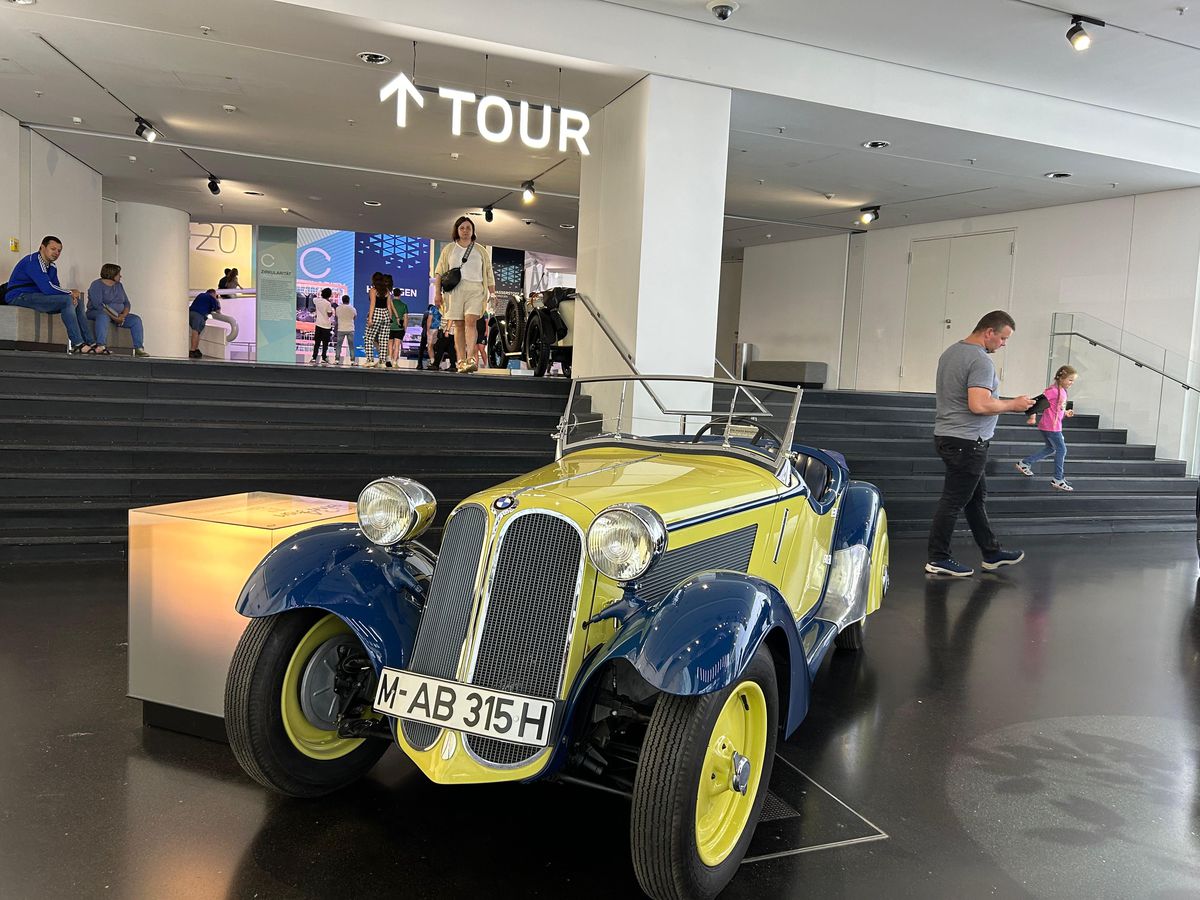 Am vizitat muzeul BMW » „Altar” pentru Elvis Presley, mașina „Regelui” la loc de cinste + Sute de opere de artă și putere turbo