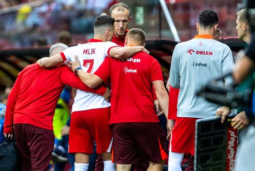 Arkadiusz Milik, scos pe brațe de stafful medical polonez / Foto: Imago